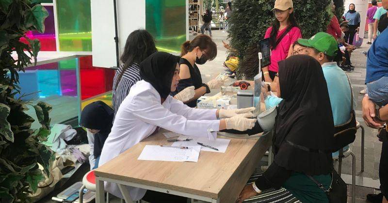 Kegiatan tes kesehatan di acara Jakarta Family Walk - Popmama.com/Dewi Hanifah